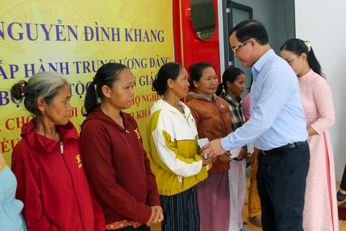 Bộ trưởng Bộ Dân tộc và Tôn giáo tặng quà cho hộ nghèo là đồng bào dân tộc thiểu số. Ảnh: Xuân Ngọc