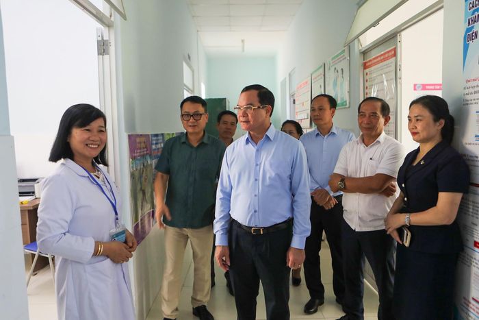 Bộ trưởng Nguyễn Đình Khang trao đổi với đội ngũ cán bộ, y bác sĩ công tác tại Trạm Y tế xã Cam Hiệp về những thuận lợi, khó khăn trong công tác chăm sóc sức khỏe cho người dân. Ảnh: Xuân Ngọc