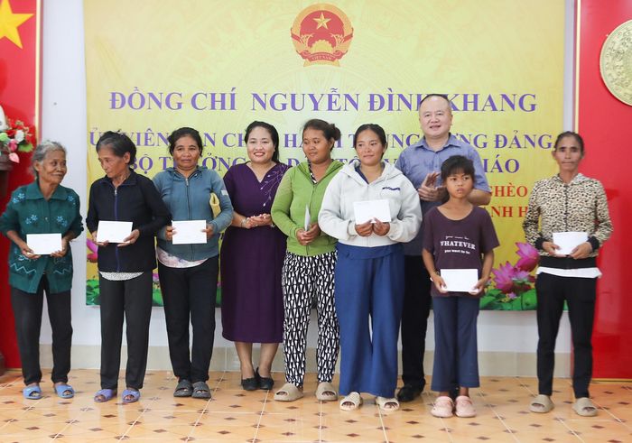 Ông Lò Quang Tú, Vụ trưởng Vụ Tuyên truyền công tác dân tộc, tôn giáo (Bộ Dân tộc và Tôn giáo) cùng bà Chamaleá Thị Thủy, Giám đốc Sở Dân tộc và Tôn giáo cùng các hộ nghèo. Ảnh: Xuân Ngọc