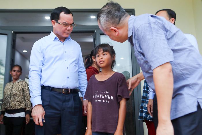 Đoàn công tác hỏi thăm bé gái là con của một hộ nghèo tại xã Cam Hiệp. Ảnh: Xuân Ngọc