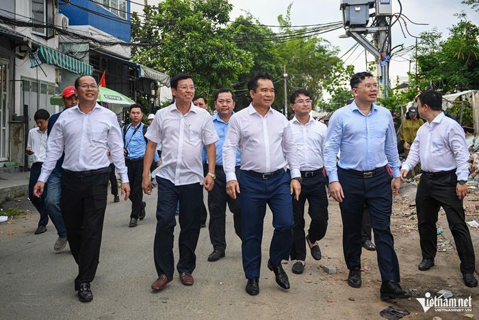 Chủ tịch UBND TPHCM dẫn đầu đoàn công tác kiểm tra, khảo sát dự án. Ảnh: Nguyễn Huế