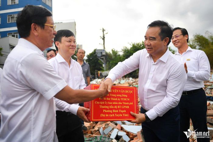 Chủ tịch UBND TPHCM Nguyễn Văn Được tặng quà biểu dương tinh thần trách nhiệm trong công tác giải phóng mặt bằng của phường Bình Thạnh. Ảnh: Nguyễn Huế