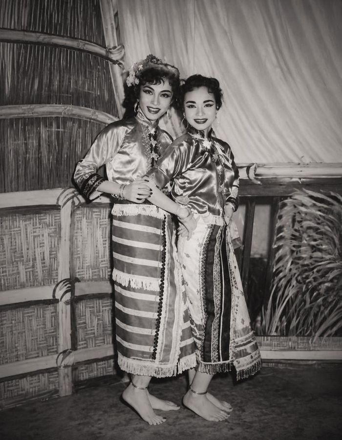 Hoài Dung và Hoài Mỹ trên sân khấu.