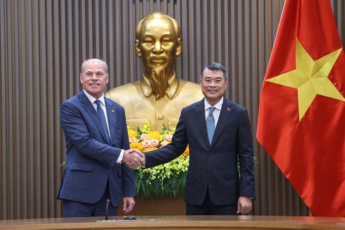 Thủ tướng Lê Minh Hưng và Đại sứ Canada tại Việt Nam Jim Nickel. Ảnh: Nhật Bắc