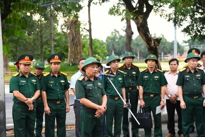Thượng tướng Lê Quang Minh yêu cầu lực lượng làm nhiệm vụ tiếp tục rà soát, tìm kiếm một cách khoa học, tỉ mỉ. Ảnh: Văn Viễn