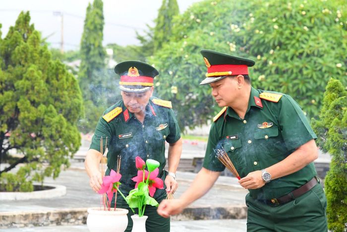 Các đại biểu dâng hương tưởng niệm các anh hùng liệt sĩ. Ảnh: Văn Viễn