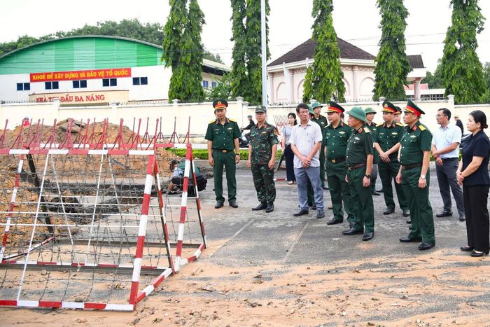 Đoàn công tác kiểm tra thực tế khu vực đào rãnh thăm dò, tìm kiếm hài cốt liệt sĩ trên đường Trường Chinh. Ảnh: Văn Viễn