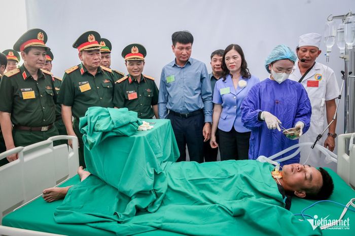 Các đại biểu tham quan bệnh viện dã chiến.