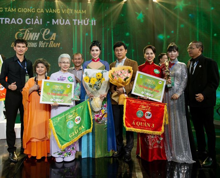 Thí sinh Phạm Ánh Phương đón nhận giải Ba cùng sự chúc mừng từ NSND Thanh Hoa, NSND Tạ Minh Tâm và Nữ hoàng Tài năng Kim Huyền Sâm tại sự kiện.