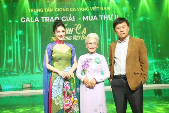 Nghệ sĩ Kim Huyền Sâm - NSND Tạ Minh Tâm chúc mừng thí sinh Phạm Ánh Phương đạt giải Ba cũng là thí sinh lớn tuổi nhất cuộc thi.