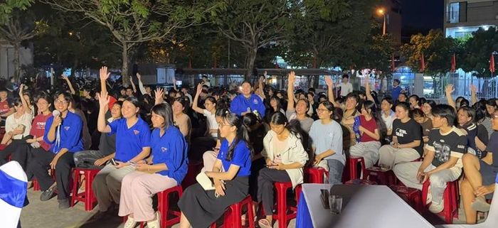  Đông đảo sinh viên cùng người dân hào hứng, tích cực tham dự chương trình tuyên truyền, pháp luật.