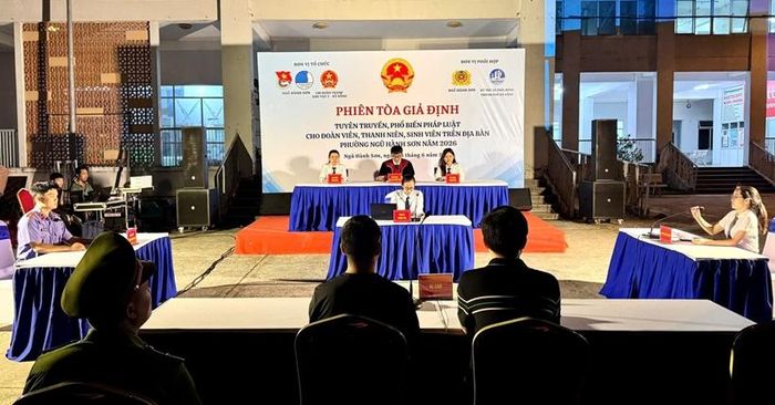  Phiên tòa giả định xét xử tội “Tổ chức sử dụng trái phép chất ma túy” .