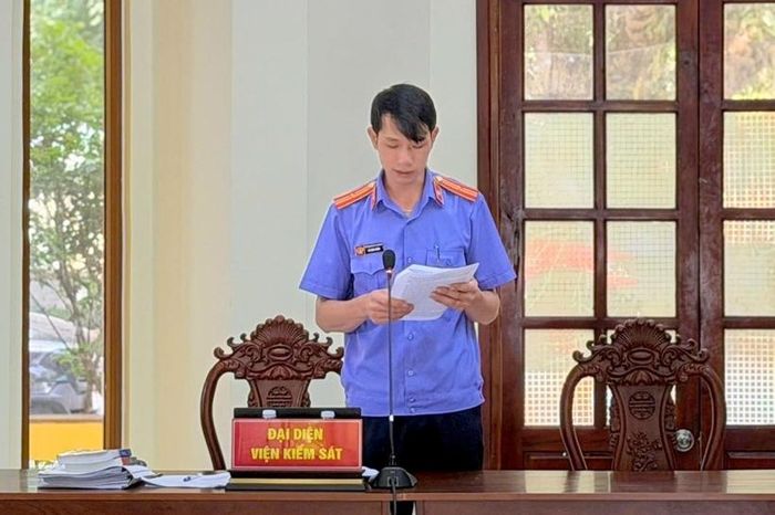  Kiểm sát viên thực hành quyền công tố, kiểm sát xét xử tại phiên tòa.