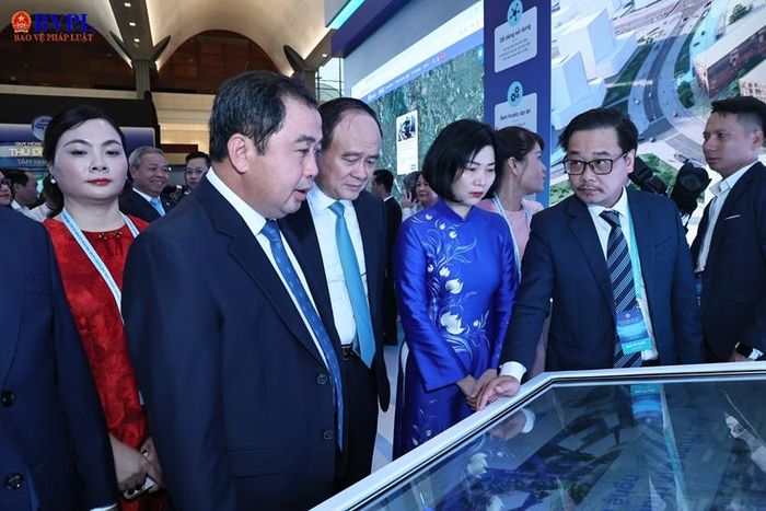  Bí thư Thành ủy Hà Nội Trần Đức Thắng và Chủ tịch HĐND TP Hà Nội Phùng Thị Hồng Hà cùng các đại biểu tham quan mô hình Quy hoạch tổng thể Thủ đô Hà Nội tầm nhìn 100 năm. Ảnh: Hồng Nguyên.