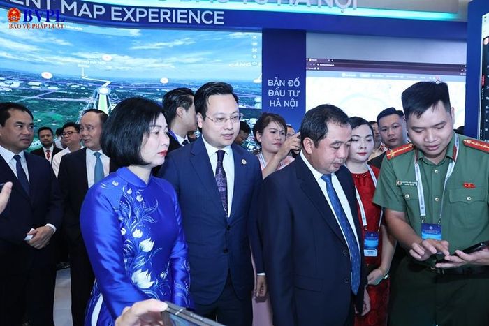  Bí thư Thành ủy Hà Nội Trần Đức Thắng và Chủ tịch HĐND TP Hà Nội Phùng Thị Hồng Hà cùng các đại biểu tham quan, trải nghiệm mô hình giao thông thông minh Thủ đô Hà Nội. Ảnh: Hồng Nguyên.