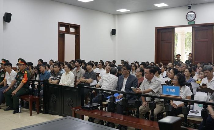  Rất đông bị hại đến phiên tòa. 