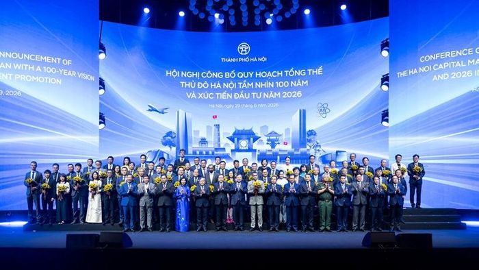  Bí thư Thành ủy Hà Nội Trần Đức Thắng và Chủ tịch UBND thành phố Hà Nội Vũ Đại Thắng tặng hoa chúc mừng đại diện lãnh đạo các doanh nghiệp, nhà đầu tư. Ảnh: HNM.