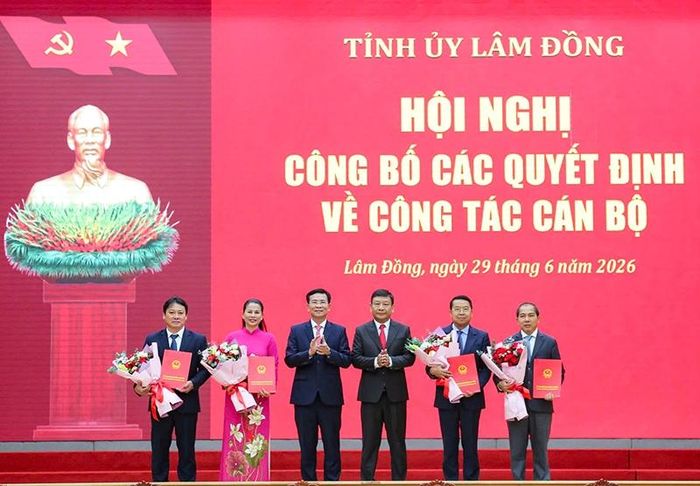  Đồng chí Hồ Văn Mười - Ủy viên Ban Chấp hành Trung ương Đảng, Phó Bí thư Tỉnh ủy, Chủ tịch UBND tỉnh, và đồng chí Bùi Thắng - Phó Bí thư Tỉnh ủy trao Quyết định và tặng hoa chúc mừng cho các đồng chí được điều động, tiếp nhận, bổ nhiệm.