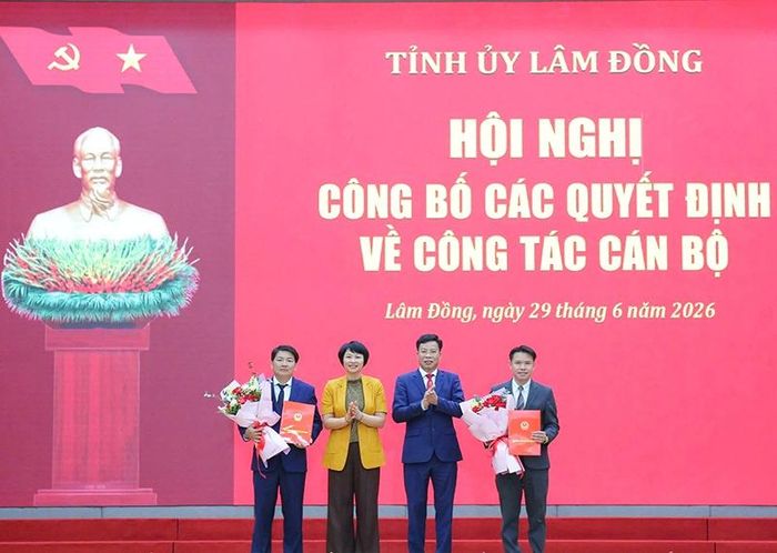  Đồng chí Lưu Văn Trung - Phó Bí thư Tỉnh ủy, Chủ tịch HĐND tỉnh, và đồng chí Phạm Thị Phúc - Phó Bí thư Tỉnh ủy, Chủ tịch Ủy ban MTTQVN tỉnh trao Quyết định và tặng hoa chúc mừng cho các đồng chí được tiếp nhận, bổ nhiệm.