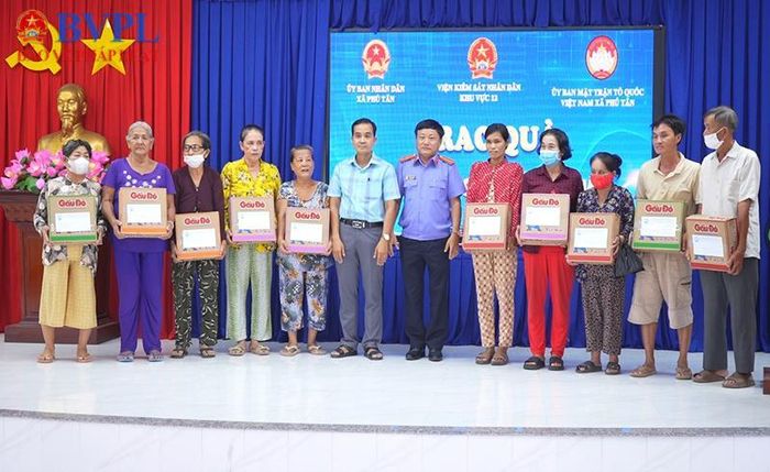 Trao quà cho các hộ gia đình có hoàn cảnh khó khăn trên địa bàn xã Phú Tân.