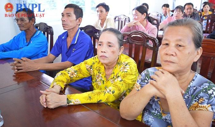 Người dân trên địa bàn xã Phú Tân tham gia chương trình.