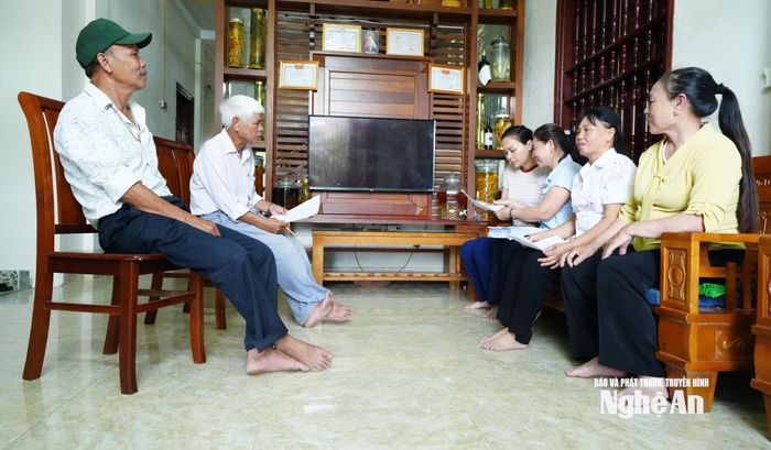 Cùng với lấy ý kiến cử tri tại nhà văn hóa xóm, tổ lấy ý kiến cử tri xóm Hưng Phúc 3, xã Lam Thành cũng đến lấy ý kiến tại nhiều hộ gia đình. Ảnh: Mai Hương