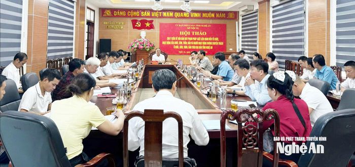 Sở Nội vụ tổ chức hội thảo lấy ý kiến góp ý quy chế tổ chức và hoạt động của khối, xóm, thôn, bản và Nghị quyết quy định chức danh, mức phụ cấp đối với người hoạt động không chuyên trách ở khối, xóm, thôn, bản. Ảnh: CSCC