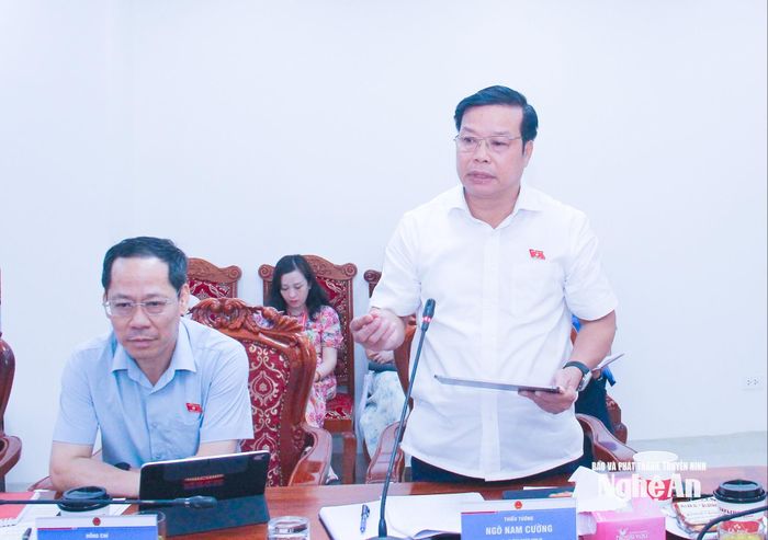 Thiếu tướng Ngô Nam Cường - Phó Tư lệnh Quân khu IV, đại biểu Quốc hội nêu một số vấn đề liên quan đến chiến lược phát triển khoa học công nghệ và đổi mới sáng tạo của bệnh viện. Ảnh: Mai Hoa