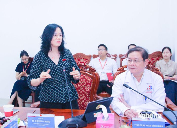 Đồng chí Lê Thị Hoài Chung - Ủy viên Ban Chấp hành Đảng bộ tỉnh, Giám đốc Sở Y tế, đại biểu Quốc hội trao đổi về một số khó khăn đối với công tác nghiên cứu và ứng dụng khoa học, công nghệ, đổi mới sáng tạo trong lĩnh vực y tế. Ảnh: Mai Hoa