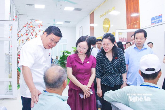 Các đại biểu Quốc hội thăm hỏi, động viên bệnh nhân đang điều trị tại Bệnh viện. Ảnh: Mai Hoa