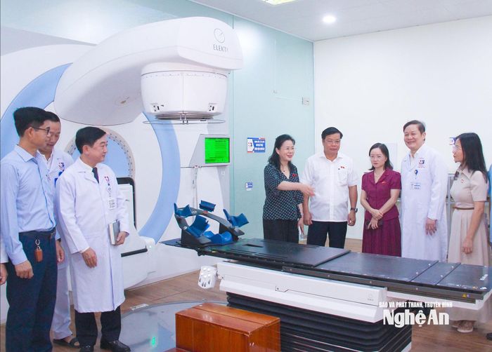 Đoàn công tác khảo sát cơ chế vận hành của Bệnh viện. Ảnh: Mai Hoa