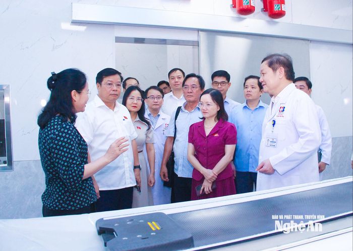 Đoàn công tác khảo sát cơ sở vật chất của Bệnh viện. Ảnh: Mai Hoa