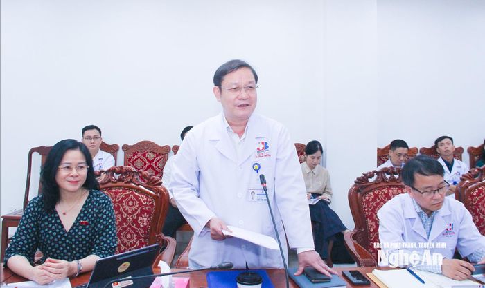 TS Phạm Vĩnh Hùng - Giám đốc bệnh viện Ung bướu Nghệ An báo cáo tình hình của bệnh viện. Ảnh: Mai Hoa