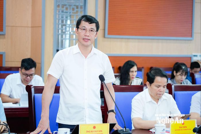 Đồng chí Bùi Duy Sơn - Ủy viên BCH Đảng bộ tỉnh, Chánh Văn phòng Đoàn ĐBQH và HĐND tỉnh phát biểu tại hội nghị. Ảnh: TL