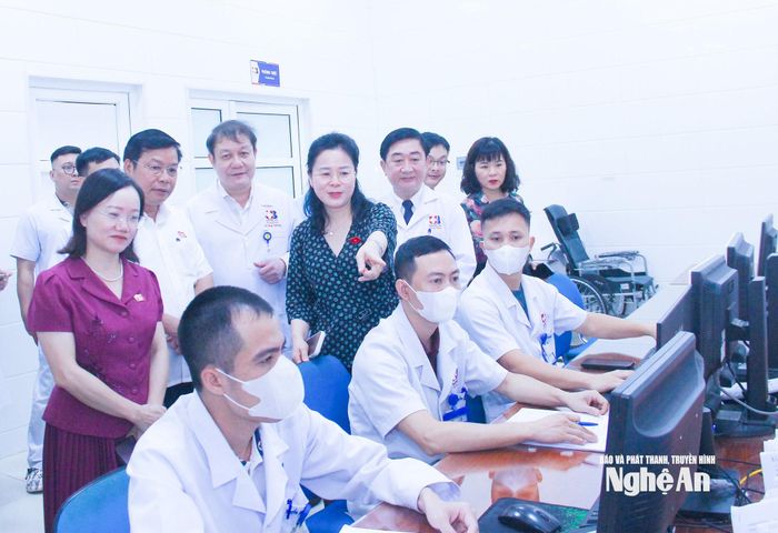 Đoàn công tác khảo sát cơ chế vận hành của Bệnh viện. Ảnh: Mai Hoa