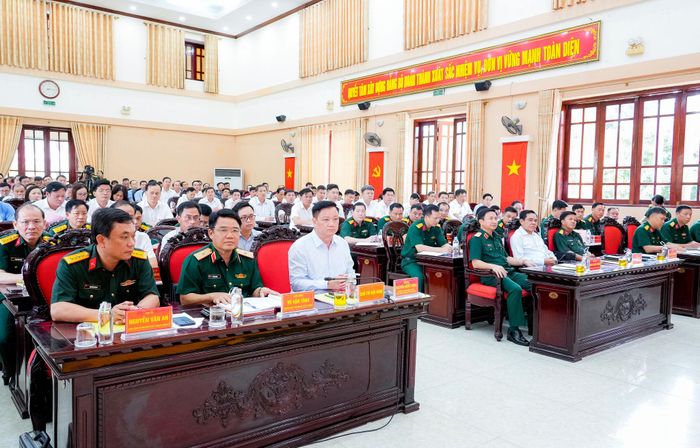 Lãnh đạo Quân khu 4, tỉnh Nghệ An và các đại biểu tham dự hội nghị. Ảnh: Phạm Bằng