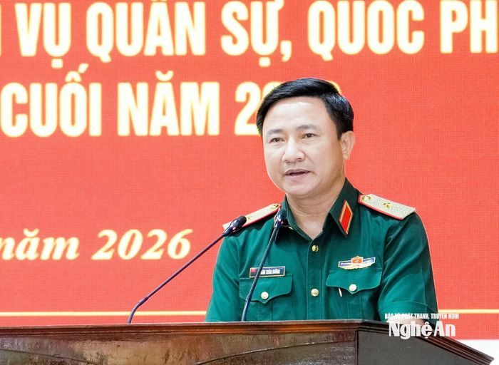 Thiếu tướng Đoàn Xuân Bường - Chính ủy Quân khu 4 phát biểu chỉ đạo tại hội nghị. Ảnh: Phạm Bằng