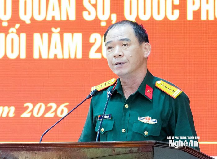Đại tá Hoàng Đình Luân - Phó Chỉ huy trưởng, Tham mưu trưởng Bộ Chỉ huy Quân sự tỉnh phát biểu tại hội nghị. Ảnh: Phạm Bằng