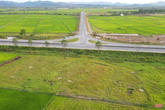 Theo phương án được phê duyệt, tuyến đường có chiều dài 8,43 km, điểm đầu tại nút giao đường kết nối cao tốc Hàm Nghi - Vũng Áng với Km 524+700 quốc lộ 1 ở xã Cẩm Xuyên.