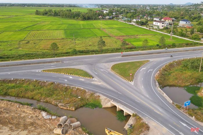 Thời điểm này, Ban QLDA đầu tư xây dựng công trình giao thông và phát triển đô thị tỉnh đang triển khai khảo sát để thiết kế lập báo cáo nghiên cứu khả thi dự án xây dựng tuyến đường kết nối nút giao đường bộ cao tốc với quốc lộ 1 ở xã Cẩm Xuyên đến quốc lộ 15B (còn gọi là đường ven biển Hà Tĩnh) ở xã Yên Hòa.