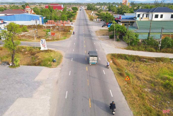 Tuyến đường được thiết kế theo tiêu chuẩn đường cấp 3 đồng bằng, quy mô 4 làn xe, trong đó giai đoạn phân kỳ đầu tư sẽ triển khai với quy mô 2 làn xe nhằm phù hợp với nhu cầu và khả năng cân đối nguồn vốn.