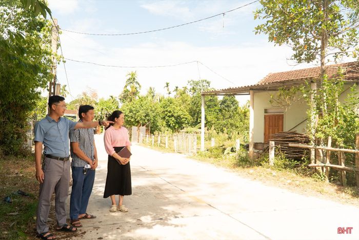 Cán bộ xã Hà Linh trực tiếp xuống cơ sở nắm tình hình, giải quyết kiến nghị của người dân theo mô hình "Ngày thứ Bảy không hẹn".