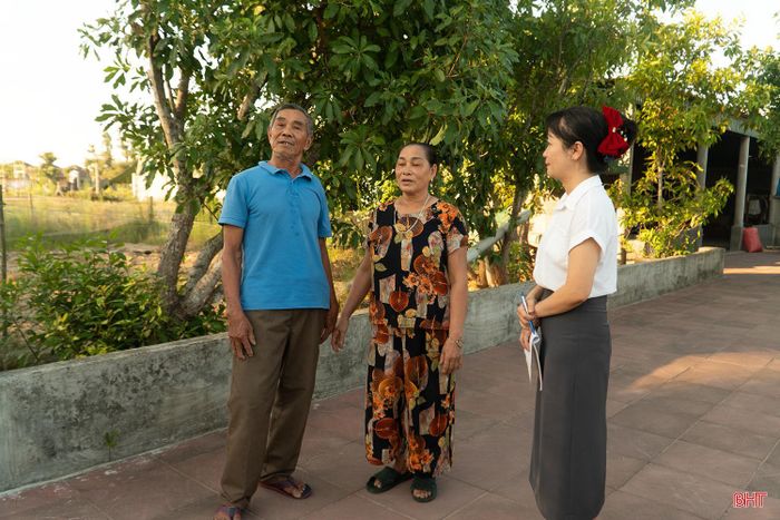 Cán bộ xã Yên Hòa làm việc với vợ chồng ông Phan Xuân Trị để xác minh, hướng dẫn giải quyết kiến nghị về đất đai.