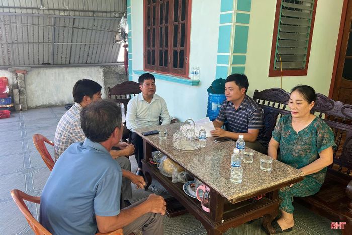 Cán bộ các địa phương trao đổi, tiếp thu ý kiến người dân để giải quyết các vấn đề phát sinh tại cơ sở.