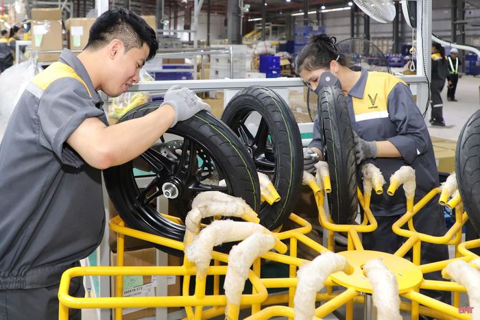 Nhà máy sản xuất xe máy điện VinFast Hà Tĩnh đóng góp tích cực vào lĩnh vực công nghiệp địa phương.