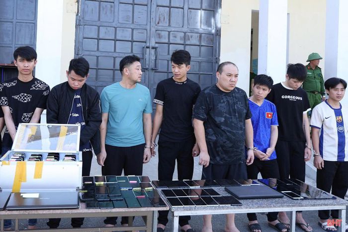 Các đối tượng trong đường dây cùng tang vật.