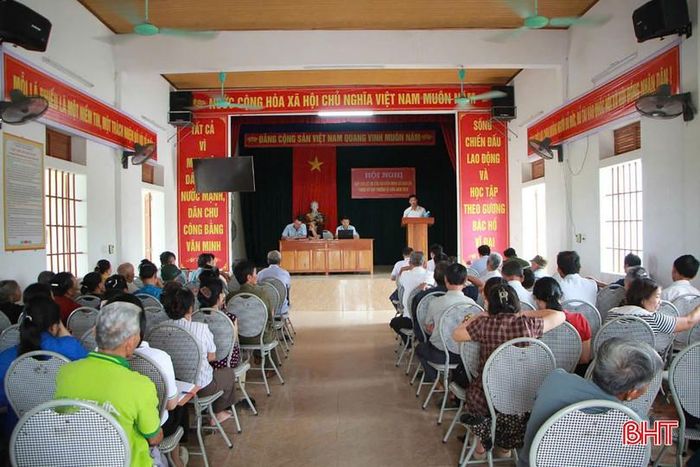 Người dân thôn K130, xã Can Lộc tham gia lấy ý kiến, thống nhất giữ tên gọi K130 cho thôn mới sau sáp nhập.