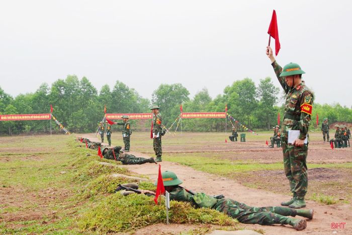 Các tân binh ở Trung đoàn 841 thực hiện bài bắn súng trong nội dung kiểm tra "ba tiếng nổ".