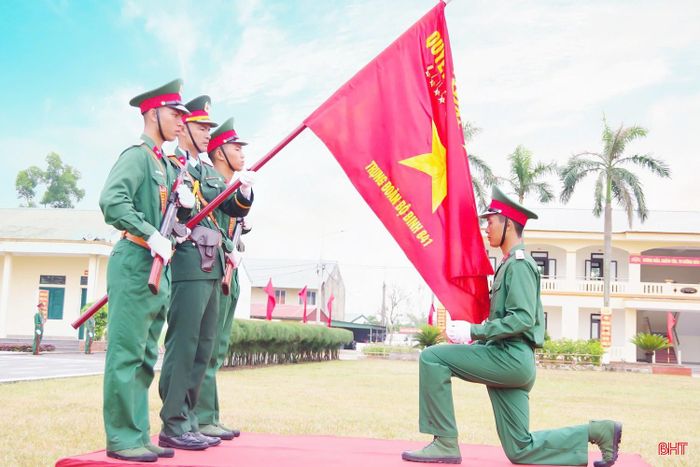 Các chiến sĩ mới (nhập ngũ năm 2026) tuyên thệ dưới Quân kỳ Quyết thắng.