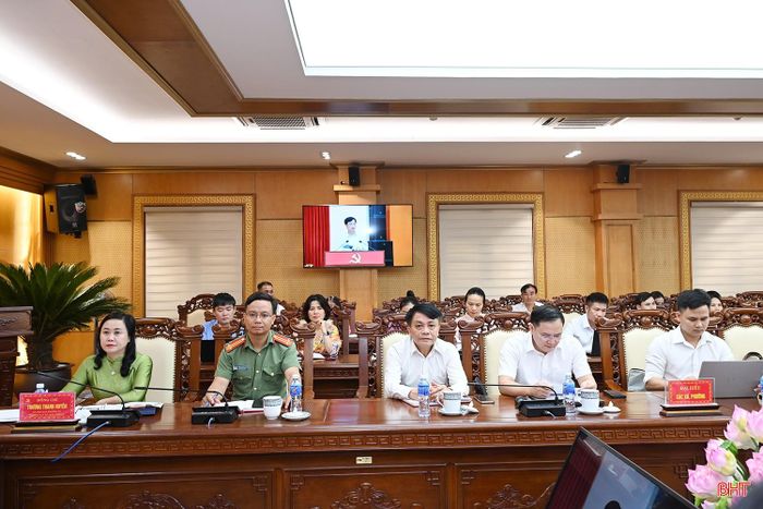Đồng chí Trương Thanh Huyền - Trưởng ban Tổ chức Tỉnh ủy và các đại biểu dự hội nghị.